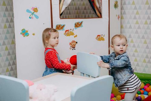 Dziewczynki bawią się w bawialni w Hotelu Białowieski w Białowieży Dziewczynki bawią się w bawialni w Hotelu Białowieski w Białowieży